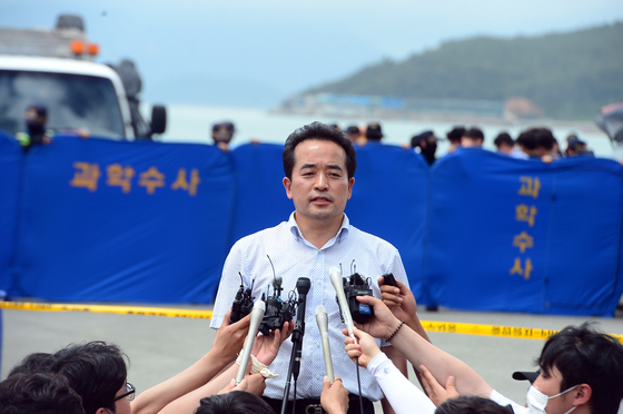 (완도=뉴스1) 정다움 기자 = 문용은 광주 남부경찰서 형사과장이 29일 오후 전남 완도군 신지면 송곡선착장에서 브리핑을 하고 있다. 경찰은 최근 실종된 조유나양(10) 일가족의 아우디 차량을 이날 인양한 뒤 내부에서 사체 3구를 발견했다. 2022.6.29/뉴스1