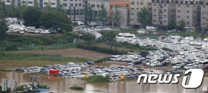 30일 오후 경기 수원시 권선구의 한 중고차 매매단지에 기습적으로 내린 폭우로 인해 미처 나오지 못한 중고차량들이 물에 잠겨있다. 2022.6.30/뉴스1 (C) News1 김영운 기자