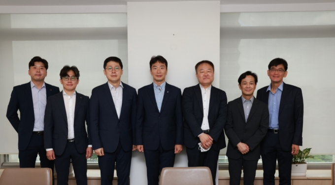 NH투자증권 황병진 애널리스트, KB증권 장문준 애널리스트, 삼성증권 윤석모 리서치센터장, 이복현 금융감독원장, 신영증권 김학균 리서치센터장, 제이피모간체이스 박석길 이코노미스트, 소시에테제네랄 오석태 이코노미스트 /사진=금융감독원