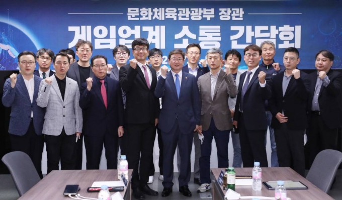 박보균 문화체육관광부 장관(가운데)이 1일 서울 강남구 한국게임산업협회에서 열린 게임업계와의 간담회에서 참석자들과 기념촬영을 하고 있다. /사진=문화체육관광부
