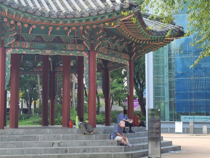 1일 오후 3시쯤 서울 종로구 탑골공원 안 정자 앞. 노인들이 33℃를 웃도는 더위를 그늘 속에서 피하고 있다./사진= 하수민 기자 