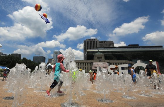 전국 대부분의 지역에 폭염특보가 내려진 2일 오후 서울광장 분수대에서 어린이들이 물놀이를 즐기고 있다/사진=뉴스1