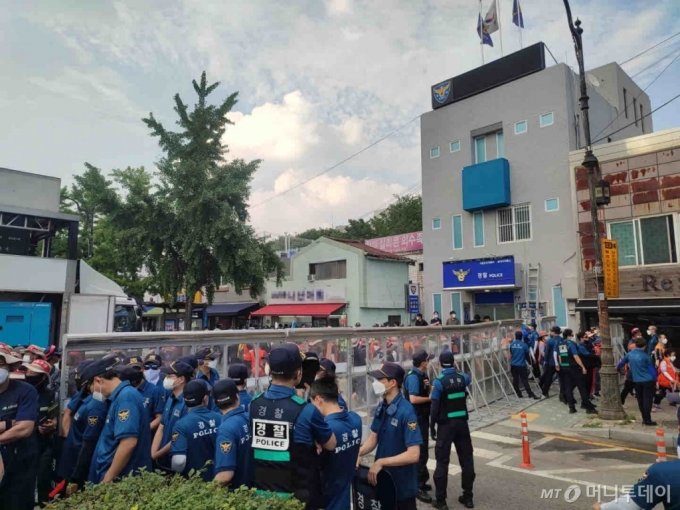 경찰이 2일 오후 서울 용산구 삼각지파출소 앞에 펜스를 설치했다. /사진=정세진 기자
