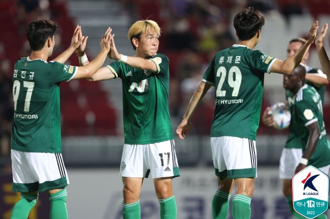 전북현대 쿠니모토(왼쪽 두 번째)가 2일 김천상무전에서 골을 넣은 뒤 동료들의 축하를 받고 있다. /사진=한국프로축구연맹