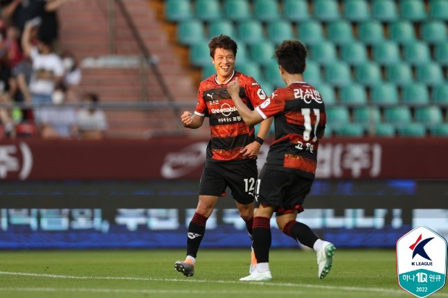 포항스틸러스 김승대(왼쪽)가 2일 울산현대전에서 골을 넣은 뒤 기뻐하고 있다. /사진=한국프로축구연맹
