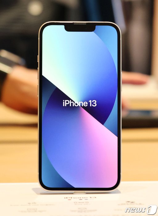 (서울=뉴스1) 박세연 기자 = 애플의 스마트폰 아이폰13 시리즈 판매가 시작된 8일 서울 강남구 Apple 가로수길에 아이폰13이 전시되어 있다. 2021.10.8/뉴스1  