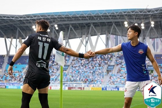 세징야(왼쪽)와 이승우가 경기 전 인사를 나누고 있다. /사진=한국프로축구연맹 제공