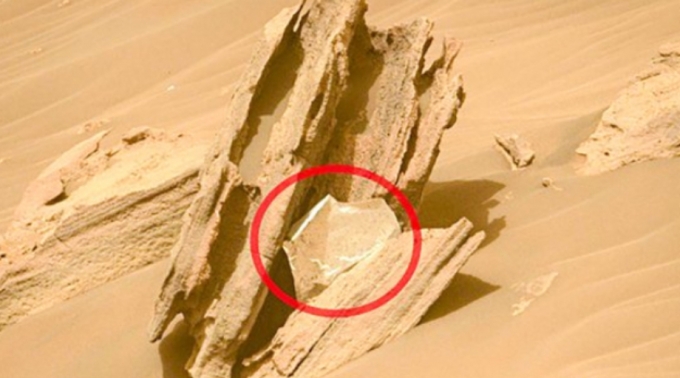 지난달 퍼서비어런스가 화성에서 포착한 인간이 만든 쓰레기. / 사진=미국항공우주부(NASA)