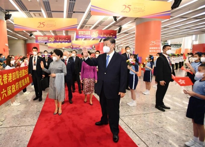 [홍콩=신화/뉴시스] 시진핑 중국 국가주석과 부인 펑리위안 여사가 6월 30일 홍콩에 도착해 환영 인파를 향해 손을 흔들고 있다. 시 주석 부부는 홍콩 반환 25주년 기념식 참석차 전용열차로 홍콩 서구룡역에 도착했다. 2022.07.01.