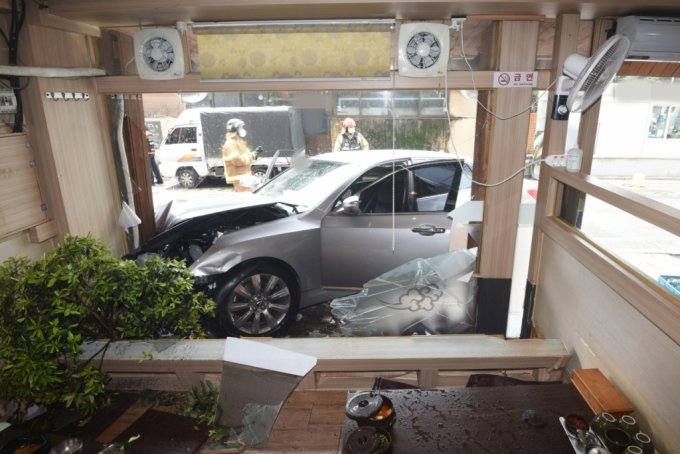 서울 송파소방서는 4일 낮 12시48분쯤 송파구 잠실동에서 80대 운전자 A씨가 몰던 승용차가 식당으로 돌진하는 사고가 있었다고 밝혔다. /사진제공=송파소방서