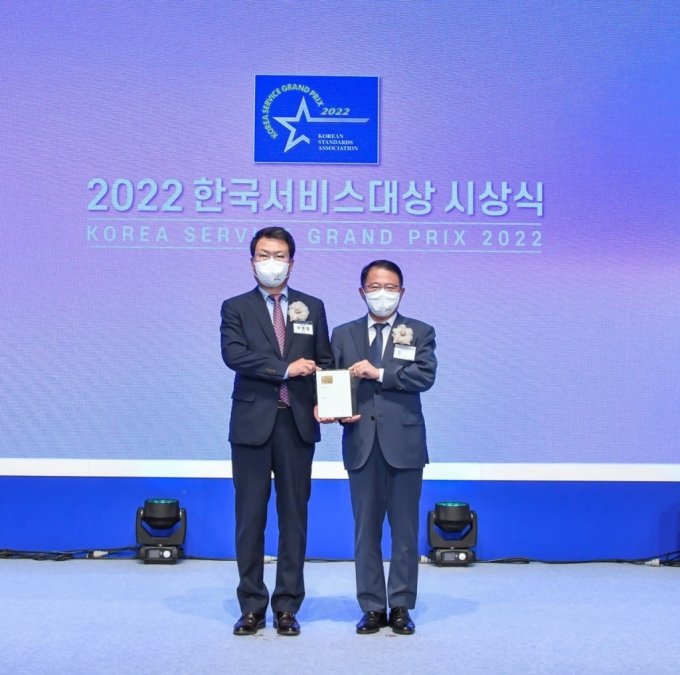 곽병영 대우건설 주택건축사업본부장(왼쪽)이 강명수 한국표준협회 회장으로부터 ‘종합대상’을 수상하고 있다. /사진제공=한국표준협회