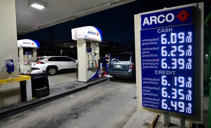 지난달 22일(현지시간) 미국 캘리포니아주 몬터레이파크의 한 주유소에 휘발유 가격이 갤런당 6달러가 넘는 것으로 표시돼 있다.   (C) AFP=뉴스1