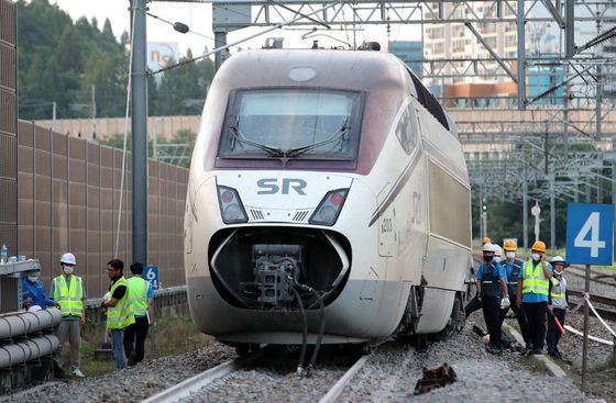 (대전=뉴스1) 김기태 기자 = 1일 부산에서 수서역으로 향하던 SRT 열차가 대전조창역 인근에서 탈선하는 사고가 발생해 관계자들이 사고를 수습하고 있다. 2022.7.1/뉴스1   