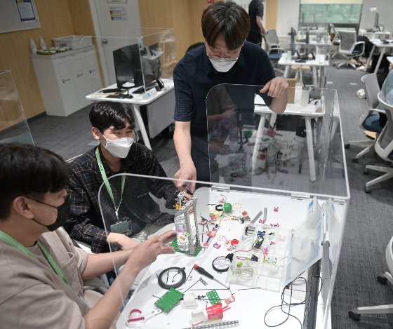 삼성청년소프트웨어아카데미 4기 서울캠퍼스의 교육생들이 함께 프로젝트를 진행하고 있다. /사진제공=삼성전자