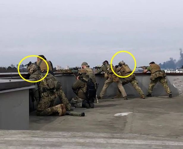우크라이나 국제의용군 참전을 위해 무단 출국했다가 귀국한 유튜버 로건(맨 왼쪽)과 이근(오른쪽 두번째)이 현지에서 작전 수행 중인 모습. /이근 인스타그램