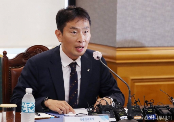 이복현 금융감독원장이 20일 서울 중구 은행연합회관에서 열린 은행장들과의 간담회에 참석해 모두발언하고 있다. /사진=김휘선 기자 hwijpg@