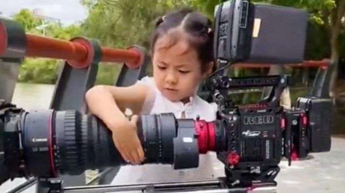 중국에서 5살 소녀가 유치원 숙제를 하기 위해 약 1억원 상당의 카메라를 사용하고 있다./사진=웨이보