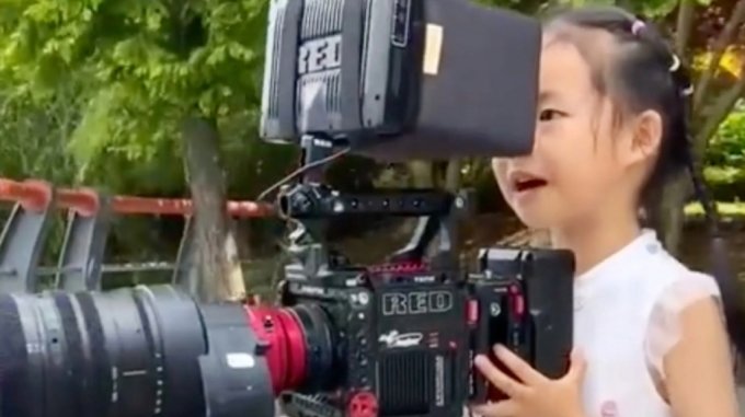 중국에서 5살 소녀가 유치원 숙제를 하기 위해 약 1억원 상당의 카메라를 사용하고 있다./사진=웨이보