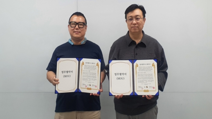 김유인 SRMC 대표(왼쪽)와 이상윤 블룸테크놀로지 대표는 지난 6월15일 글로벌 광성형 사업 및 메디컬&amp;헬스케어 프렌차이즈의 블록체인 생태계 구축을 위한 업무협약 후 기념사진을 찍었다./사진제공=블룸테크놀로지