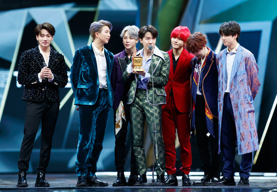 źҳ(BTS) 14  ȫ ƽþ   Ʒ  &#039;2018 MAMA PREMIERE in HONG KONG(2018  in ȫ)&#039;  ƼƮ̾    Ұ ϰ ִ. ʺ , RM, , ȩ, , , . (CJ ENM ) 2018.12.15/1  