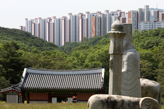 (김포=뉴스1) 민경석 기자 = 유네스코 세계문화유산인 김포 장릉 인근에 문화재청의 허가 없이 건설돼 논란이 일었던 이른바 '왕릉뷰 아파트'의 입주가 승인돼 31일부터 입주가 가능해진다.  인천 서구청 등에 따르면 30일 인천 검단 신도시에 735세대 규모 아파트를 지은 건설사 대광이엔씨(시공 대광건영)에 사용검사 확인증을 발부했다. 사용검사는 입주 전 진행하는 마지막 점검 절차로, 관할구청이 사용을 승인하면 아파트에 입주할 수 있다.  사진은 31일 경기 김포 장릉에서 바라본 '왕릉뷰 아파트' 모습. 2022.5.31/뉴스1  