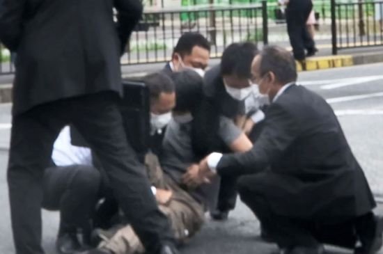 보안요원들이 아베 신조 전 일본 총리에 총을 쏜 용의자를 제압하고 있다. /ⓒ AP=뉴시스