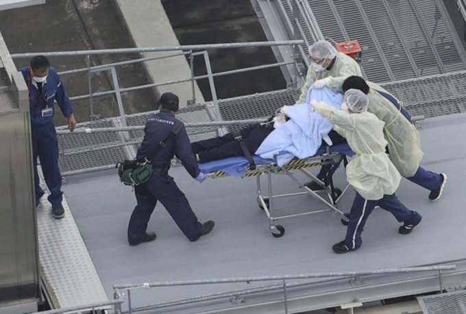 아베 신조 전 일본 총리가 피습 직후 병원으로 이송되고 있다. /사진=CNN 방송화면 캡처