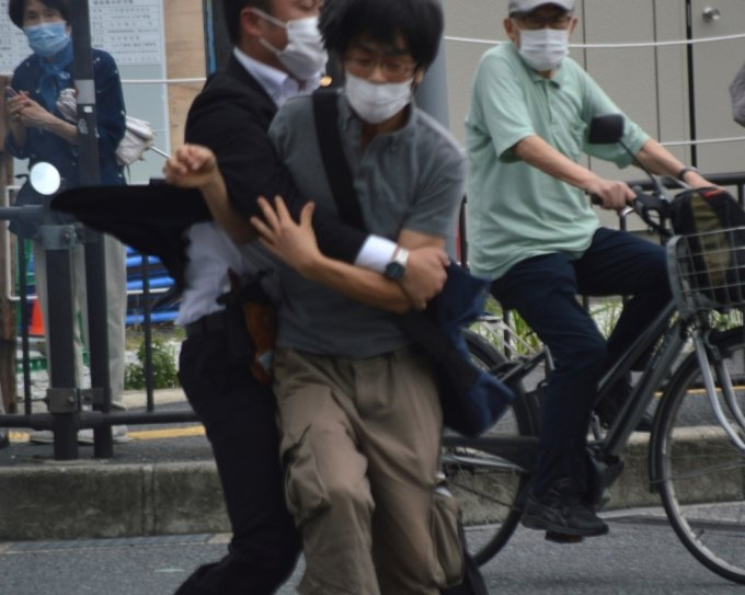 아베 신조 일본 전 총리를 저격한 용의자를 보안요원이 제압하고 있다. /ⓒ로이터=뉴스1