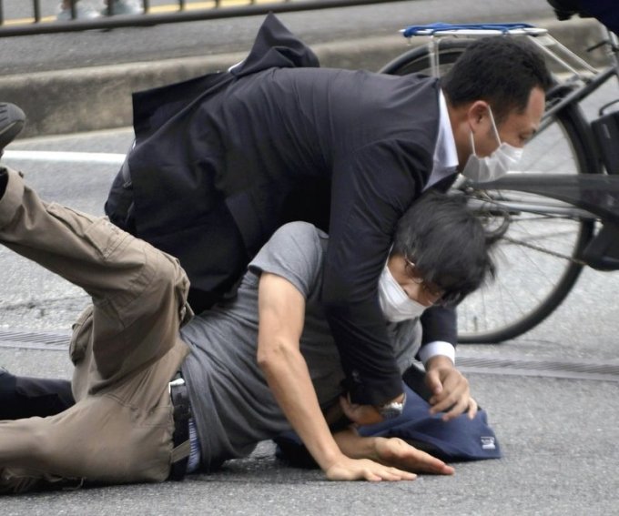 아베 신조 전 일본 총리에 총을 쏜 범인이 현장에서 경호원에게 제압당하고 있다. /ⓒAP=뉴시스