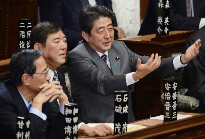 아베 신조 전 일본 총리가 의회에서 동료 의원들과 대화하고 있다./ⓒAFP=뉴스1