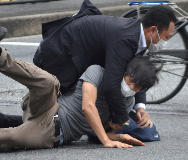 지난 8일 일본 나라현 나라시에서 참의원 선거 유세를 하는 아베 신조 전 총리를 총기로 저격한 해상 자위대 장교 출신 용의자가 체포되고 있다./사진=로이터=뉴스1 
