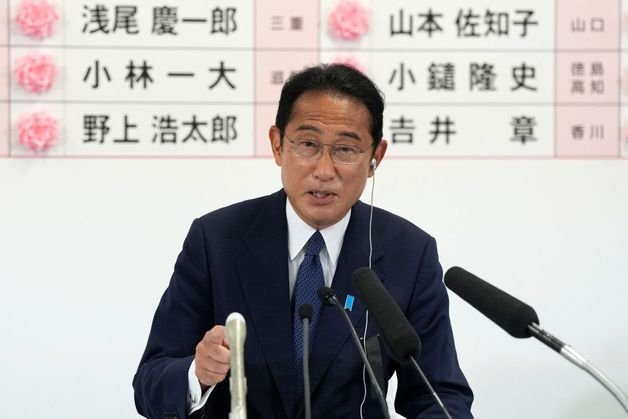 10일 일본 도쿄 자민당 본부에서 기시다 후미오 일본 총리 겸 집권 자민당 총재가 참의원 선거 승리가 확정된 후보들의 명단에 붉은 장미를 붙인 뒤 기자회견을 하고 있다. (C) AFP=뉴스1  