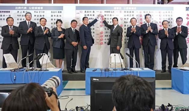 (도쿄 AFP=뉴스1) 우동명 기자 = 기시다 후미오 일본 총리가 10일 (현지시간) 도쿄 자민당 본부에서 대승을 거둔 참의원 선거서 당선이 확정된 후보들의 이름에 붉은 장미꽃을 붙이고 있다.   (C) AFP=뉴스1  