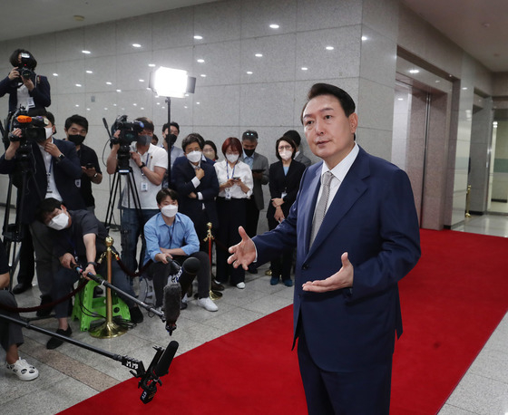 (서울=뉴스1) 안은나 기자 = 윤석열 대통령이 8일 오전 서울 용산 대통령실에서 열린 출근길 도어스테핑에서 취재진 질의에 답하고 있다. (대통령실사진기자단) 2022.7.8/뉴스1
