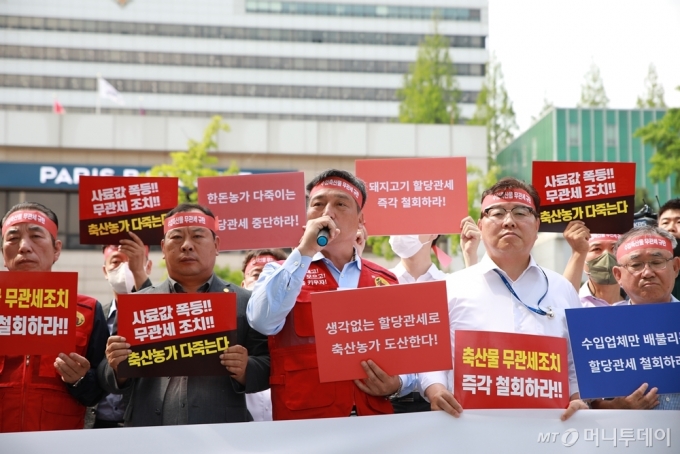 대한한돈협회 등 축산단체 관계자들이 11일 서울 용산 전쟁기념관 앞에서 정부의 수입축산물 무관세 정책에 반대하는 시위를 갖고 있다.사진 왼쪽부터 이승호 축산관련단체협의회장(한국낙농육우협회장), 김삼주 전국한우협회장, 손세희 대한한돈협회장, 허주형 대한수의사회 회장, 배경현 한국축산물처리협회 전무