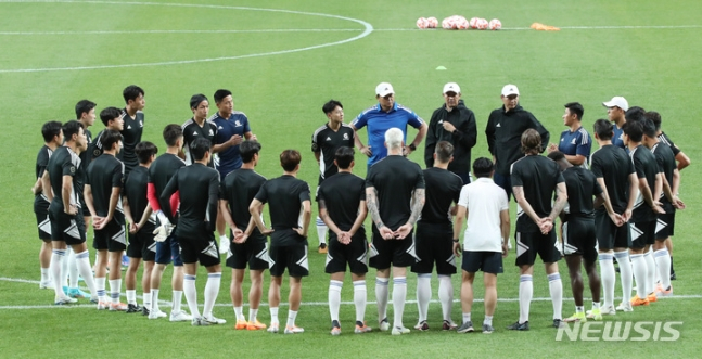 팀 K리그 선수들이 12일 오후 서울 마포구 서울월드컵경기장에서 잉글랜드 프로축구 프리미어리그(EPL) 토트넘 홋스퍼와의 경기를 앞두고 열린 오픈트레이닝에서 훈련을 앞두고 설명을 듣고 있다. /사진=뉴시스