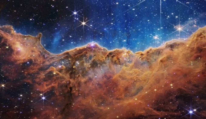 미국항공우주부(NASA)는 별들의 요람으로 알려진 용골자리 성운이 품은 우주 절벽과 어린 별들이 형성된 지역을 촬영한 사진. / 사진=미국항공우주부(NASA)