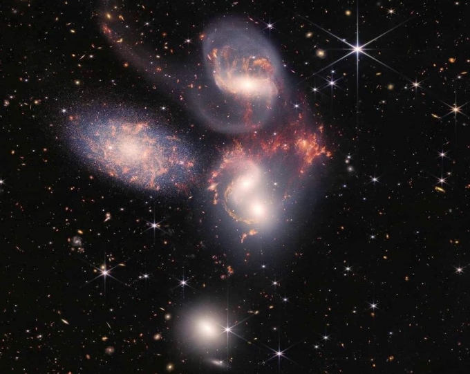 미국항공우주부(NASA)가 포착한 스테판의 5중주. 프랑스 천문학자 에두아르 스테판이 1877년 발견한 별자리로 그의 이름을 붙였다. / 사진=미국항공우주부(NASA)