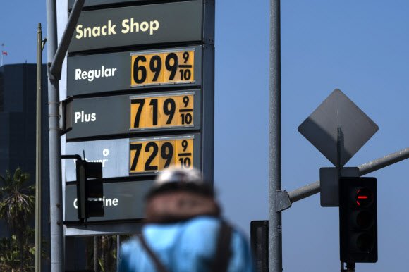 미국 캘리포니아주의 한 주유소 가격 전광판/ⓒ AFP=뉴스1