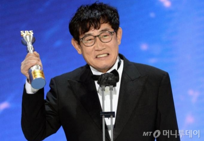 개그맨 이경규가 18일 오후 서울 상암동 SBS프리즘타워에서 열린 &#039;2021 SBS 연예대상&#039; 시상식에서 올해의 예능인상을 수상하고 소감을 말하고 있다. 2021.12.18 &lt;사진=SBS&gt; /사진=임성균 기자 tjdrbs23@