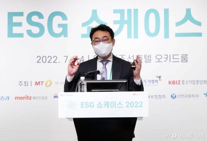임대웅 BNZ파트너스 대표이사가 14일 서울 중구 웨스틴조선호텔에서 열린 'ESG 쇼케이스 2022'에서 '녹색금융이 주목하는 기술분야'를 주제로 ESG투자트랜드 발표를 하고 있다. /사진=김휘선 기자