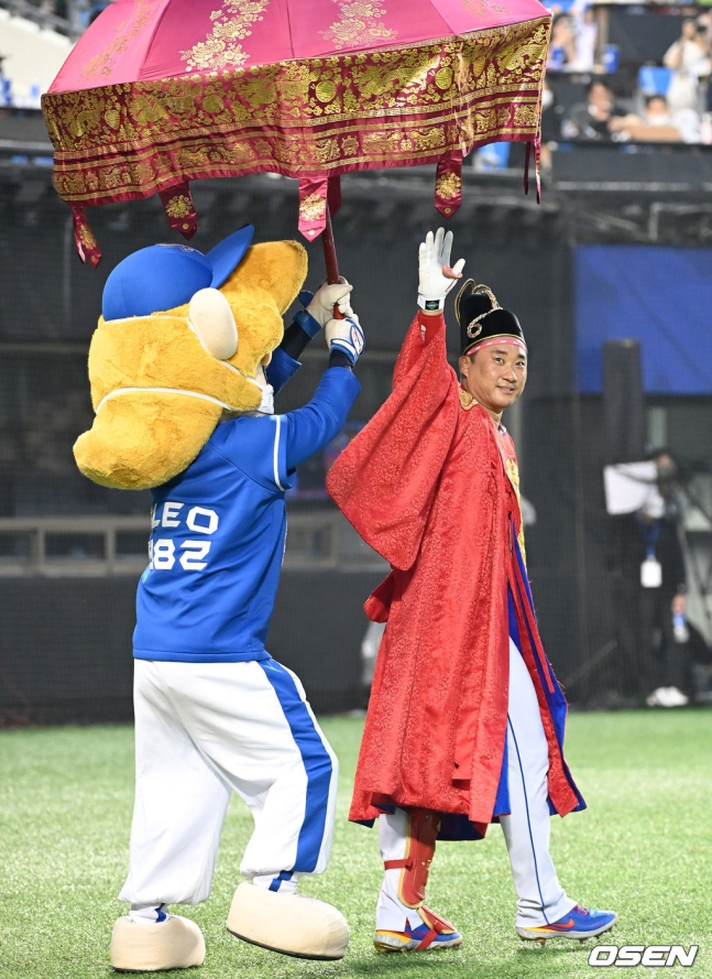 16일 오후 서울 잠실야구장에서 2022 신한은행 SOL KBO 올스타전이 열렸다. 2회말 드림올스타 김태군(오른쪽)이 곤룡포를 입고 그라운드로 입장하고 있다. /사진=OSEN