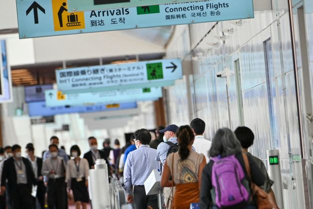 1일 (현지시간) 일본 도쿄 하네다 공항에 도착한 승객들이 코로나19 격리소로 이동을 하고 있다.  (C) AFP=뉴스1  