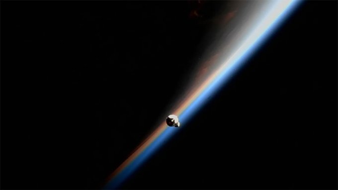 미국 스페이스X 드래곤 보급선이 태평양 위에서 해가 뜨는 순간(일출) 국제우주정거장으로 비행하는 모습.  사진=미국항공우주부(NASA)