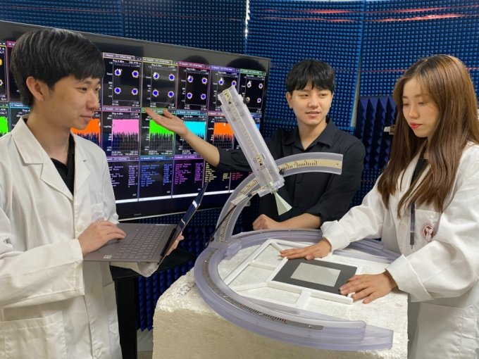 포항공대 홍원빈 교수 연구팀(왼쪽부터 안동근, 황명진, 이청아)이 전파시험실에서 RIS의 성능을 시험하고 있는 모습. /사진=LG유플러스