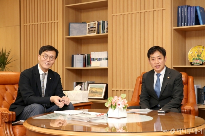 이창용 한국은행 총재(왼쪽)와 김주현 금융위원장이 18일 오후 한국은행 본관에서 첫 회동을 가졌다. /사진제공=한국은행