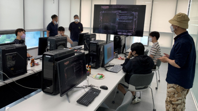 네이버 팬카페인 '킹덤언더파이어 워게이트 어게인' 회원들이 지난 16일 블록체인 온라인게임 '킹덤 언더 파이어 온 로커스체인'에 대해 포커스그룹테스트(FGT)를 하고 있다./사진제공=블룸테크노로지