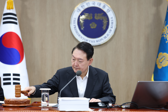 윤석열 대통령이 19일 용산 대통령실 청사에서 열린 국무회의에서 의사봉을 두드리고 있다. (대통령실 제공)/사진=뉴스1