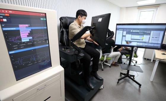 한국건설기술연구원 스마트건설지원센터 제2센터 입주사 직원이 자체 개발한 시뮬레이션 장비를 테스트하고 있다/사진=이기범 기자 
