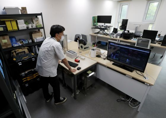 한국건설기술연구원 스마트건설지원센터 제2센터 입주사 직원이 일하고 있는 모습/사진=이기범 기자 